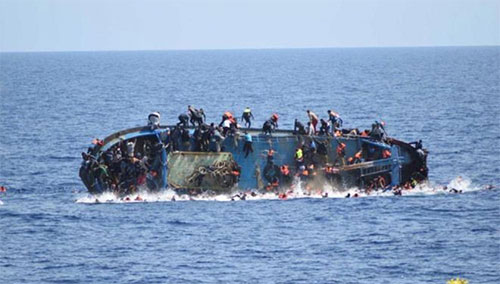 Mueren unos cien migrantes por el naufragio de su embarcación frente a Libia